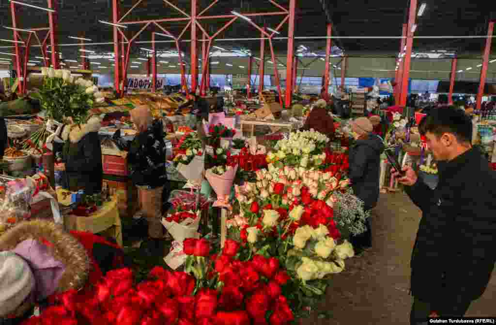 Базарда көбүнчө розанын ак, кызыл, сары, күлгүн түстөрү басымдуулук кылат.&nbsp;