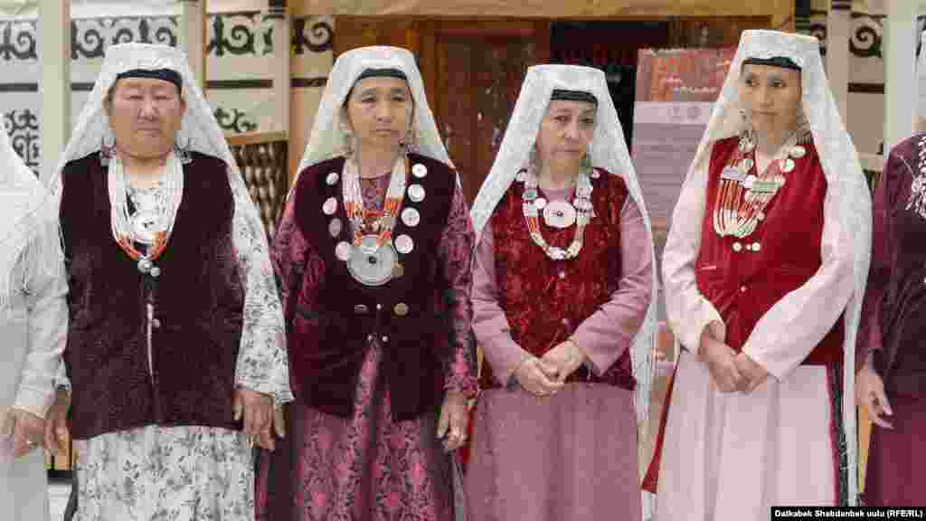 Вандык кыргыздар кийип турган кийимдердин дээрлик көпчүлүгү &nbsp;алардын апаларынан калып, муундан-муунга өткөрүлгөн.&nbsp;