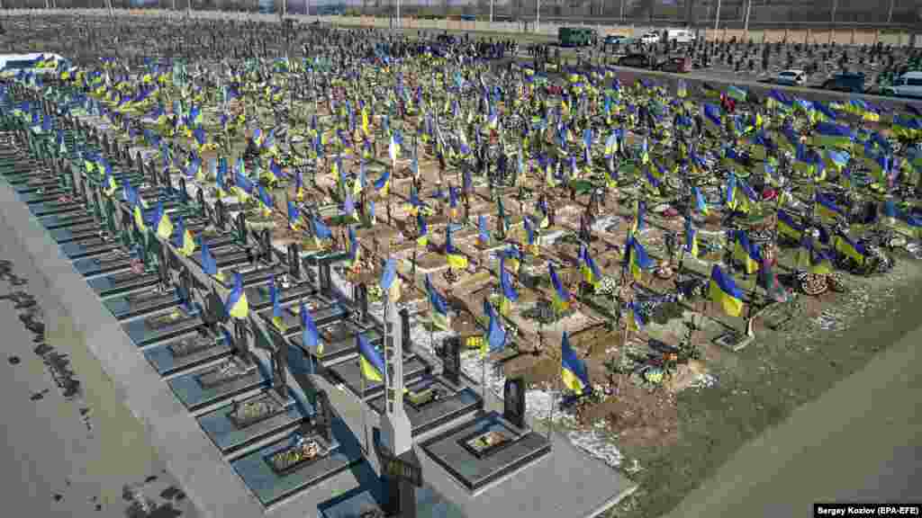 Fotografija iz februara 2023. prikazuje dio groblja u Harkivu, u istočnoj Ukrajini, posvećen palim vojnicima.