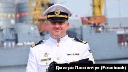 «Патрульний корабель «Павел Державин» отримав друге пошкодження і залишив місце інциденту», – сказав Дмитро Плетенчук, речник ВМС України