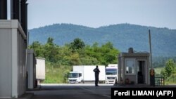 Granični prijelaz na Merdarima između Kosova i Srbije gdje će biti predati posmrtni ostaci tri tijela Srba ubijenih tokom rata na Kosovu.