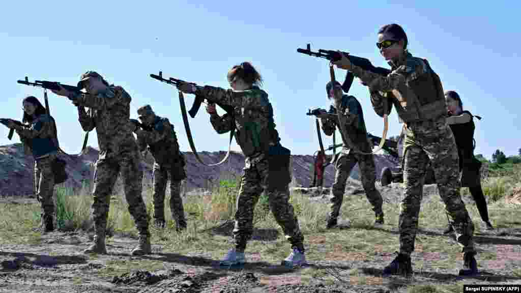 Kadetet stërvitin afër Kievit. &ldquo;Është goxha e vështirë për vajzat ta gjejnë veshjen e duhur të brendshme në të cilën ndihen rehatshëm&rdquo;, tha Nykorak. &ldquo;Veshjet e brendshme për misione luftarake, të cilat i përdor ushtria, dallojnë nga ato që vishen nga civilët&rdquo;, shtoi ajo.