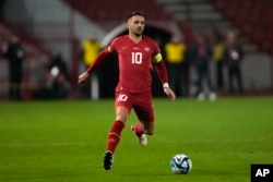 Dušan Tadić tokom kvalifikacione fudbalske utakmice grupe G za Evropsko prvenstvo 2024. između Srbije i Crne Gore, na stadionu "Rajko Mitić" u Beogradu, Srbija, 17. oktobra 2023.