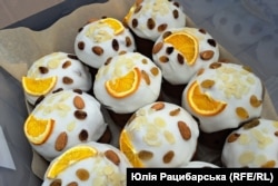 Паски, які волонтери приготували для переселенців у шелтері