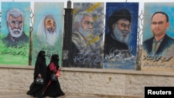 Posteri bivšeg komandira iračke milicije Abu Mahdija, bivšeg lidera Hamasa Ahmada Jasina, bivšeg šefa iranskig Quds snaga Kasema Sulejmanija, vođe libanonskog Hezbplaha Sajeda Hasana Nasralaha i lidera Huta Mahdija al-Mašata na glavnom trgu u Sani, Jemen, 4. januar 2024. 