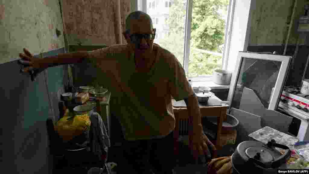 Mivel nincs áram és víz, Grozdov egy kempingkályha és az önkéntesek által biztosított élelmiszer segítségével próbál túlélni. Nem hajlandó elhagyni otthonát és a várost, ahol felesége és fia nyugszik.