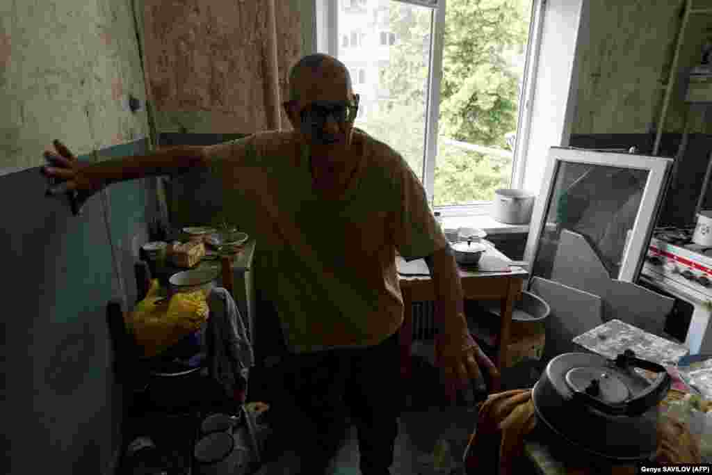 Fără electricitate sau apă, Grozdov se bazează pe o sobă de camping și pe proviziile furnizate de voluntari pentru a supraviețui. El refuză să își părăsească casa și orașul în care și-a îngropat soția și fiul.