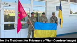 Három korábbi hadifogoly, aki visszatért Ukrajnába, a magyar–ukrán határon 2023. június 20-án