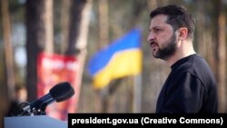 Володимир Зеленський під час вшанування пам’яті українських воїнів, які загинули під час оборони і звільнення від армії РФ села Мощун на Київщині, 21 березня 2023 року