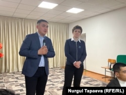 Костанай районунун акими Берик Танжариков жана парламенттеги мажилис депутаты Екатерина Смышляева эл менен жолугушуу учурунда.