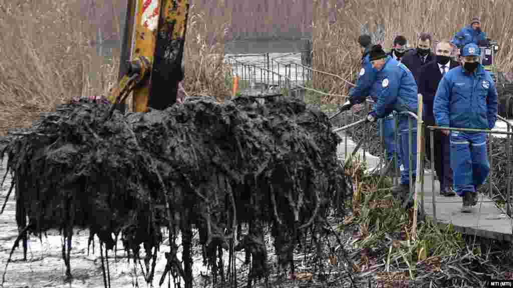 Nagy István agrárminiszter (j2) a Ráckevei-Soroksári Duna-ágon történt olajszennyezés helyszínén Szigetszentmiklóson 2020. december 17-én