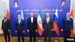 „3+3“-ის შეხვედრის მონაწილე საგარეო საქმეთა მინისტრები (მარცხნიდან) არარატ მირზოიანი (სომხეთი), ჯეიჰუნ ბაირამოვი (აზერბაიჯანი), ჰოსეინ ამირ-აბდოლაჰიანი (ირანი), სერგეი ლავროვი (რუსეთი) და ჰაკან ფიდანი (თურქეთი).
