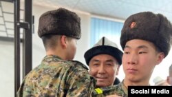 Равшан Джеенбеков в окружении конвоиров. 