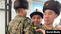 Оппозициялык саясатчы Равшан Жээнбеков сот залында 