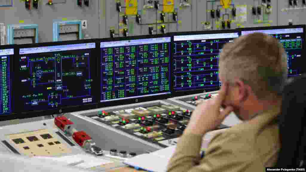 A jelentések szerint februárban mintegy százhúsz ukrán dolgozót bocsátottak el, akik nem voltak hajlandók elfogadni az orosz állampolgárságot, és szerződést kötni az orosz állami energetikai céggel