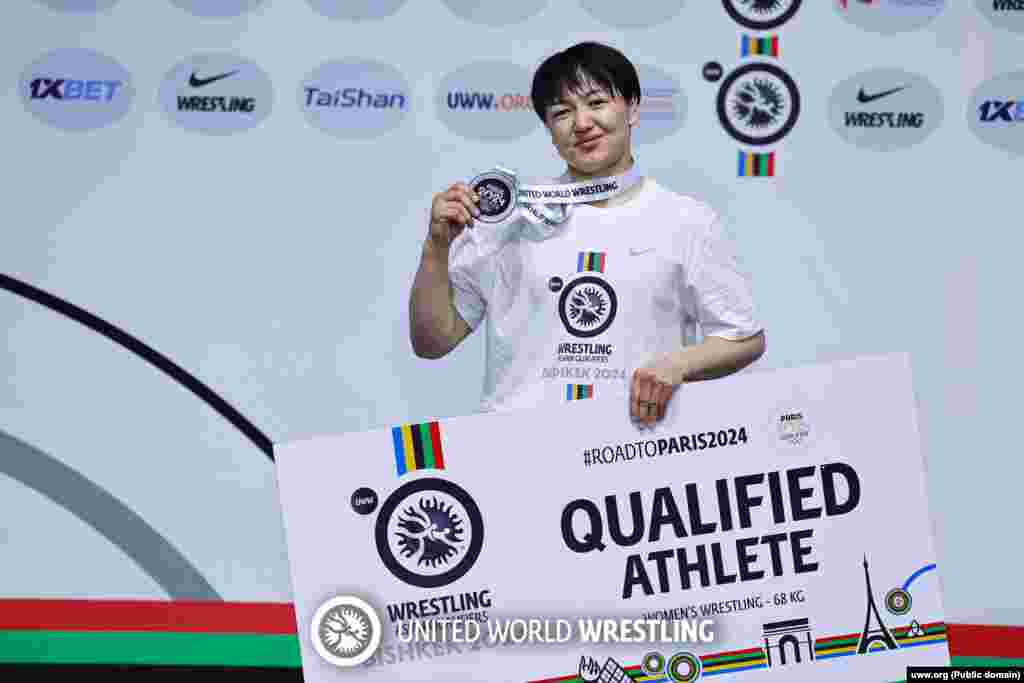 Мээрим Жуманазарова - Дүйнө чемпиону, Дүйнө кубогунун ээси, Азия чемпиону жана&nbsp;V Ислам шериктештиги оюндарынын жеңүүчүсү.&nbsp; &quot;Париж олимпиада оюндарына жолдомо утуп алганыма сүйүнүп турам. Былтыр дүйнө чемпионатынан кийин ийинимден жаракат алган элем. Эки ай мурун мелдешке даярдана баштадым. Килем үстүндө моралдык жактан даяр болсом да, күрөшүп жатканда башкача сезим болду. Буюрса, эми олимпиадага даярданам&quot;, - деди балбан кыз мелдештен кийинки маегинде.&nbsp;