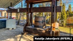 Presa iz 1822. godine koju je proizvođač vina Laslo Boni restaurirao