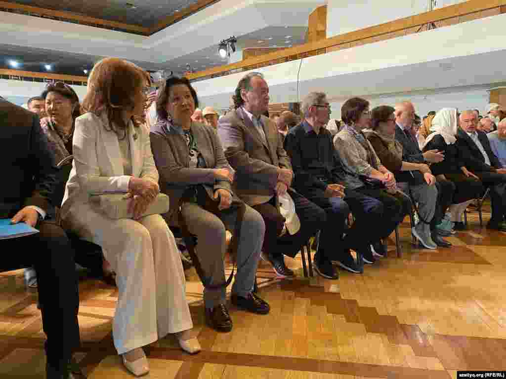 Мурат Ауэзов Казак ССР Жогорку Кеңешинин депутаты, президиумдун мүчөсү, парламенттер аралык байланыштар жөнүндөгү комитеттин төрагасы (1990), Улуттук китепкананын жетекчиси (2003-2006) сыяктуу кызматтарды аткарган. Казакстандын Кытай Эл Республикасындагы туңгуч элчиси болгон. &nbsp;