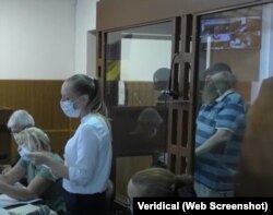 Ігор Клявко (на фото з бородою, за склом у клітці) на кожному судовому засіданні заявляв про свою невинуватість і незаконне затримання. Так він виглядав у липні 2021 року