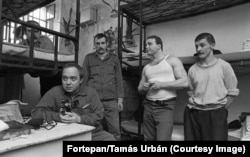 Tamas Urban (stânga) la muncă în penitenciaarul Marianosztra din nordul Ungariei, 1987.