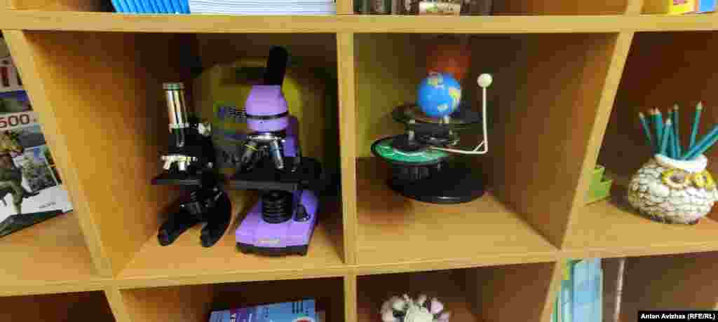 Rechizite școlare noi așteaptă să fie folosite.