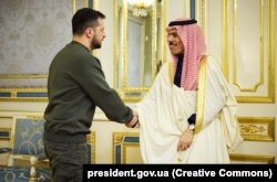 Президент України Володимир Зеленський і міністр закордонних справ Саудівської Аравії принц Фейсал бін Фархан Аль Сауд. Київ, 26 лютого 2023 року