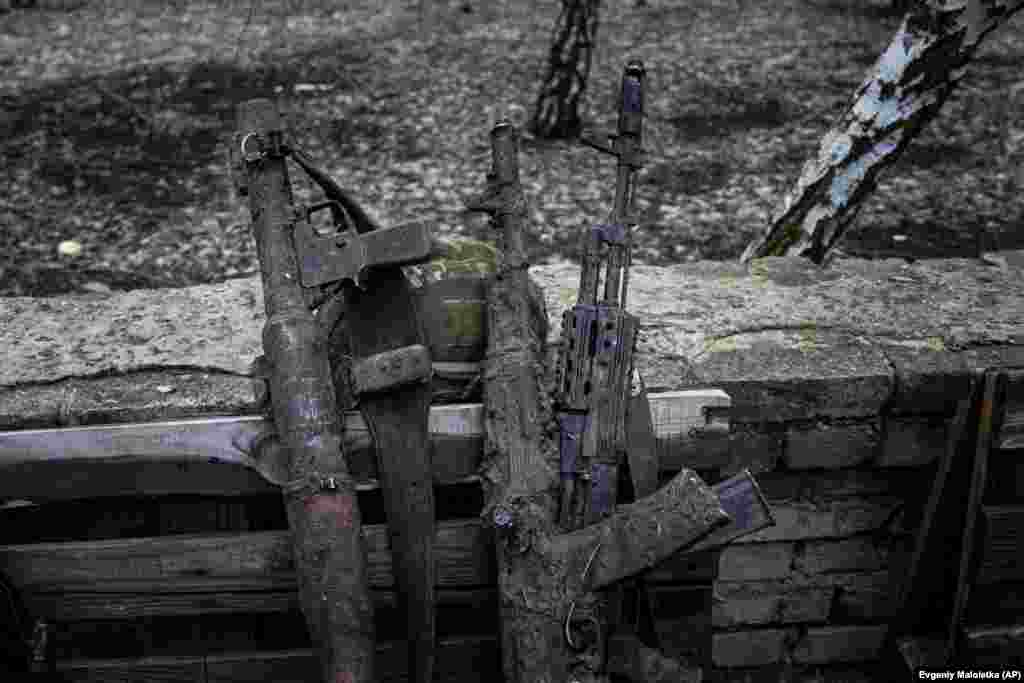 De asemenea, se pare că trupele Kievului își întăresc pozițiile pe dealurile de la vest de Bahmut, în aparentă pregătire pentru o posibilă retragere.