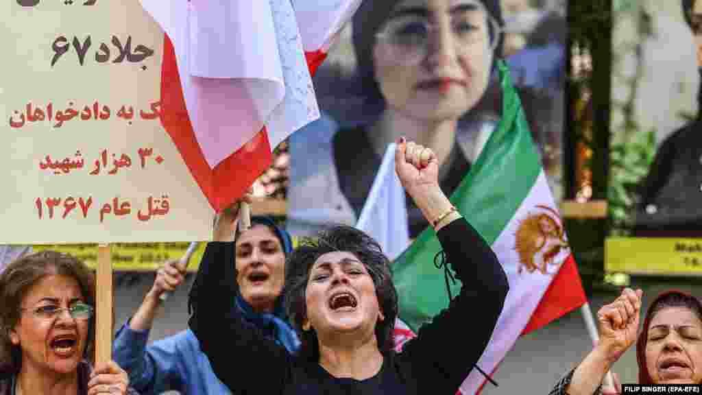 Берлинде акцияга чыккандар Ирандын өкмөтүнө каршы ураандарды кыйкырып турат.&nbsp; Amnesty International жана Human Rights Watch баштаган&nbsp;укук коргоо уюмдары Раисини айыптап келген. Amnesty International анын адамзатка каршы кылмыштарга катышын иликтөөгө чакырган.&nbsp;