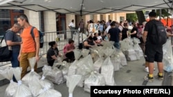 Saci cu buletine de vot aduse pentru centralizare la Biroului Electoral Sector 1.