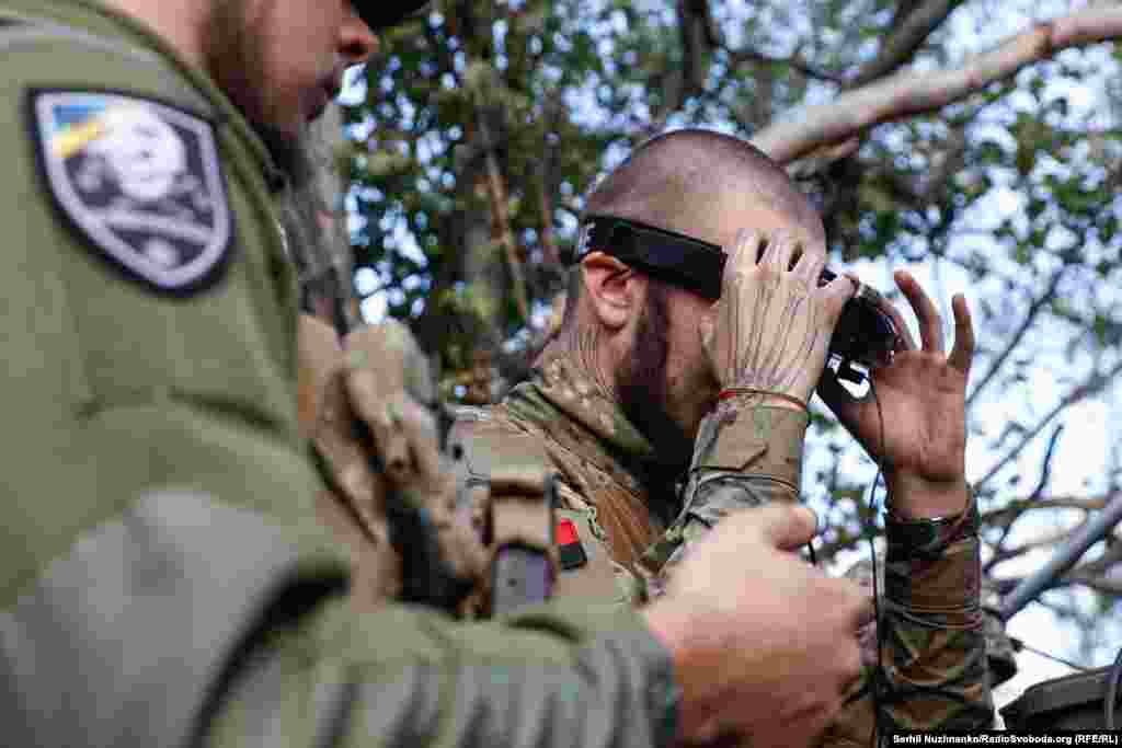 Дуже швидко за координатами аеророзвідки відправляється FPV камікадзе, ціль С-60&nbsp;&ndash; стара радянська зенітно-артилерійська установка на базі вантажного авто, яка вже давно дошкуляє військовим на цій ділянці фронту. Оператор швидко знаходить ціль