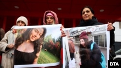 Протест пред "Пирогов", в който участва майката на Даная - Ани Стоянова (вдясно)