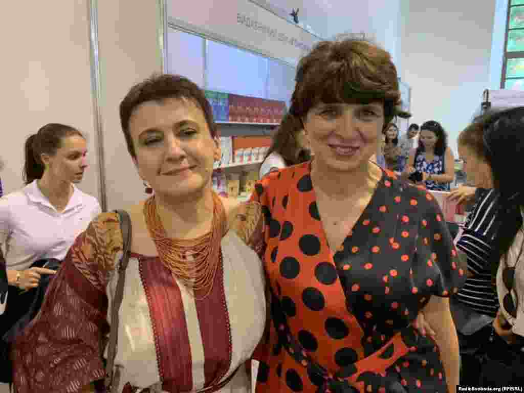 За словами письменниці Оксани Забужко (ліворуч), вона познайомилася з Інною Кузнецовою ще у студентські роки: &laquo;Інні було тоді 17, мені 19. Вона була товариська дівчинка, легко встановлювала контакт і якось дуже природно його підтримувала, але, думаю, запам&#39;ятала я її не тому, а тому, що вона була україномовна&raquo;.&nbsp; Її колишні колеги, ще до роботи на Радіо Свобода, найчастіше пригадують прямий ефір з послом Росії в Україні Віктором Черномирдіним, під час якого журналістка наголосила, що російська мова для неї є іноземною &nbsp;