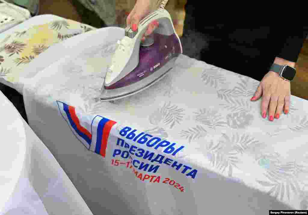 Priprema biračkog mesta u gradu Rostov na Donu, 14. marta. Očekuje se da će rezultati biti objavljeni 18. marta.&nbsp;Ishod izbora s Putinovim protivnicima u zatvoru, egzilu ili mrtvima, nije sporan. &nbsp;