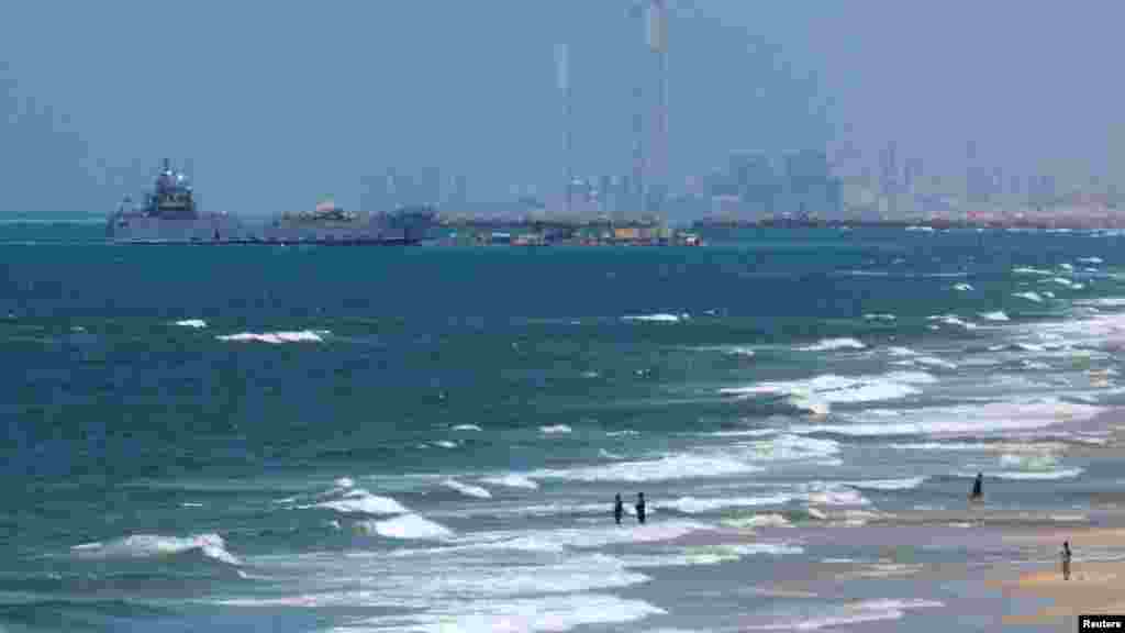 A humanitárius segélyt szállító teherautók várhatóan az elkövetkező napokban kezdik meg a partra szállítást. Az USA Nemzetközi Fejlesztési Hivatala (USAID) május 16-án jelentette be,&nbsp;hogy a móló építése több mint két hónap után befejeződött.&nbsp;A becslések szerint háromszázhúszmillió dollárba kerülő és ezer amerikai katona bevonásával zajló építkezést logisztikai, időjárási és biztonsági kihívások nehezítették