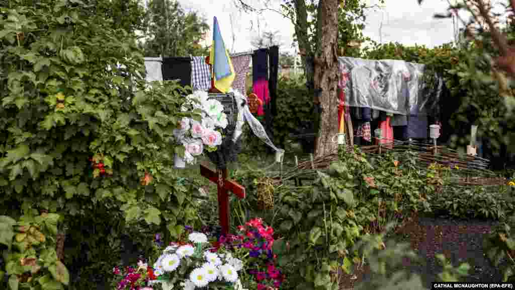 Varri i Romanit në oborrin e shtëpisë së Irynas.