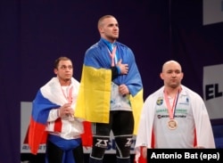 Важкоатлет Олександр Пєлєшенко (у центрі), заслужений майстер спорту України, дворазовий чемпіон Європи. Пішов воювати в перші дні російського вторгнення і загинув у травні 2024 року