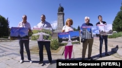 Мая Манолова и нейни съмишленици от "Левицата" показват паметници на съветски войници в други европейски градове. Най-големият от тях се намира в София.