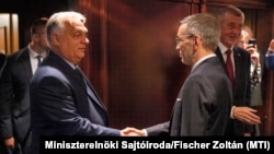 Премьер-министр Венгрии Виктор Орбан (слева) приветствует Герберта Кикля, главу Австрийской партии свободы (FPÖ) Австрия, 30 июня 2024 года. Бывший премьер Чехии Андрей Бабиш справа позади