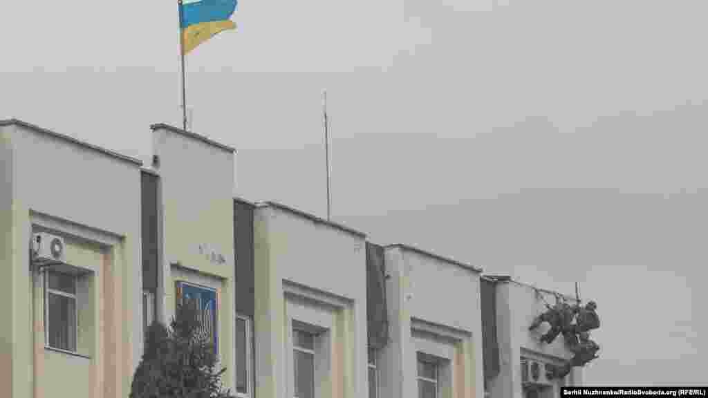 Силовики йдуть на штурм будівлі міської ради. Туди, за легендою навчань, &laquo;пробралися диверсанти та взяли заручників&raquo;. Одна група проривається через двері. Інша &ndash; спускається з даху будинку