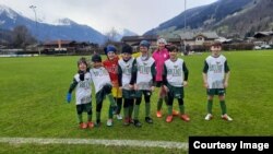 ანდრია (მარჯვნიდან მეორე) თანაგუნდელებთან ერთად