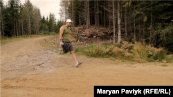 Володимир Малихін піднімається на одну з вершин Карпат