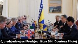 U Predsjedništvu BiH je na poziv predsjedavajućeg Predsjedništva BiH Denisa Bećirovića (desno) održan sastanak sa ambasadorima Kvinte, Sarajevo, 25. aprila 2024.