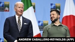 Președintele american Joe Biden și președintele ucrainean Volodimir Zelenski la reuniunea G7 din cadrul summitului NATO, unde Ucrainei i s-au făcut promisiuni de securitate, Vilnius, Lituania, 12 iulie 2023 