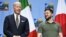 Președintele american Joe Biden și președintele ucrainean Volodimir Zelenski la reuniunea G7 din cadrul summitului NATO, unde Ucrainei i s-au făcut promisiuni de securitate, Vilnius, Lituania, 12 iulie 2023 