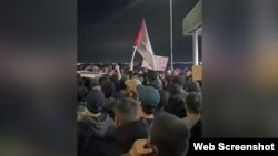 Групи людей із натовпу, що зібрався, перевіряють машини, що виїжджають, розповіли очевидці