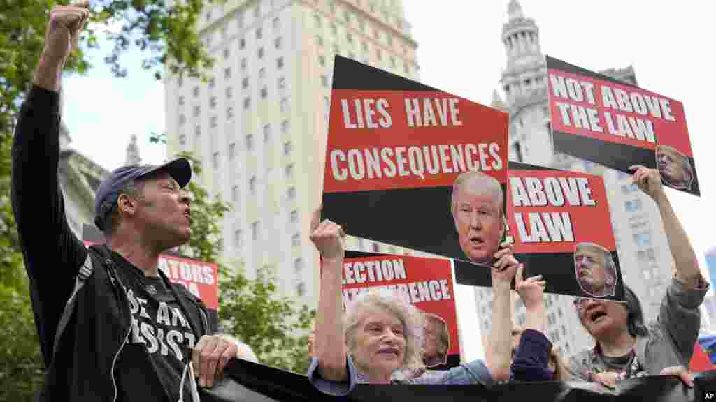 Sokan A hazugságnak vannak következményei és Nem áll a törvény felett feliratú táblákkal várták a tizenkét órás tárgyalás végét. Az ügyet&nbsp;Alvin Bragg New York-i körzeti ügyész indította ellene, mivel Trump egy New York-i székhelyű ingatlancége könyvelését hamisította meg, hogy elfedje a kifizetést