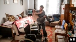 Gál Ottóné 34 éves gyermekét ápolja salgótarjáni otthonukban 2018. szeptember 27-én (képünk illusztráció)