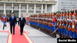 Кыргызстандын президенти Садыр Жапаров менен Монголиянын учурдагы мамлекет башчысы Ухнаагийн Хурэлсух.