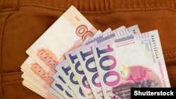 Рубли и лари, иллюстративное фото