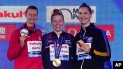 Bronzana medalja Lani Pudar (desno), zlatna Britanki Lauri Stephens (u sredini) i srebrna medalja Dankinji Heleni Rosendahl Bach (lijevo) na ceremoniji dodjele nagrada na Svjetskom prvenstvu u vodenim sportovima u Dohi, Katar, 15. februara 2024.